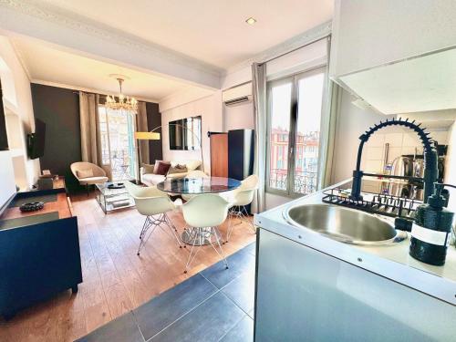 une cuisine et un salon avec un évier et une table dans l'établissement ApartHotel Riviera - LE PETIT BALCON DE L'OPERA - Old Town Promenade des Anglais, à Nice