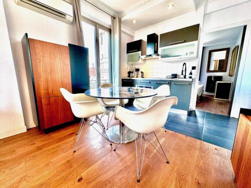 - une cuisine avec une table et des chaises blanches dans la chambre dans l'établissement ApartHotel Riviera - LE PETIT BALCON DE L'OPERA - Old Town Promenade des Anglais, à Nice