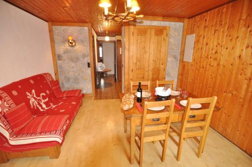 un salon avec un canapé, une table et des chaises dans l'établissement Le Morclan, à La Chapelle-dʼAbondance