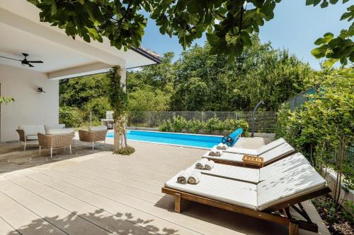 Galeriebild der Unterkunft Adorable family villa with swimming pool and olive garden in Zelenika