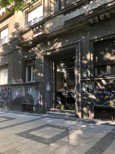 un edificio negro con graffiti a un lado en Tasmajdan, en Belgrado