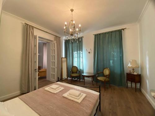 Un dormitorio con una cama con dos toallas blancas encima. en Apartments MARGARITA, en Tiflis