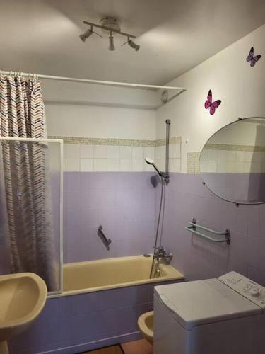 une salle de bain avec une baignoire, un lavabo et des toilettes dans l'établissement Le Théthys C, à Six-Fours-les-Plages