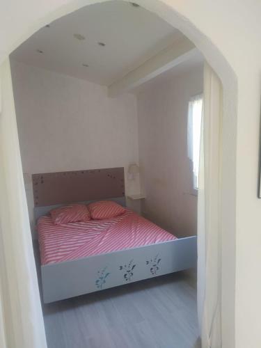 Ένα ή περισσότερα κρεβάτια σε δωμάτιο στο Maison dans un écrin de verdure
