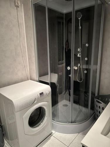 une machine à laver dans une salle de bain avec douche dans l'établissement Maison Familiale Boulogne sur Mer, à Boulogne-sur-Mer