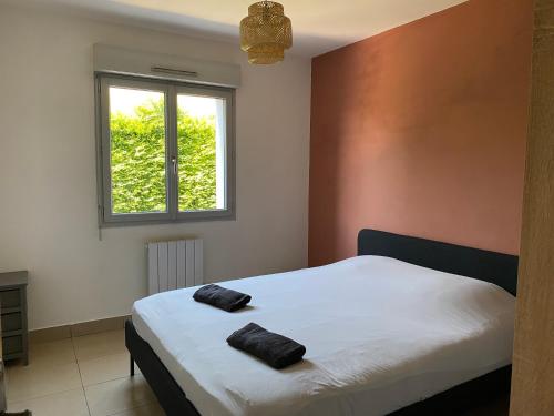 - une chambre avec un lit doté de 2 oreillers noirs dans l'établissement Maison Familiale Boulogne sur Mer, à Boulogne-sur-Mer