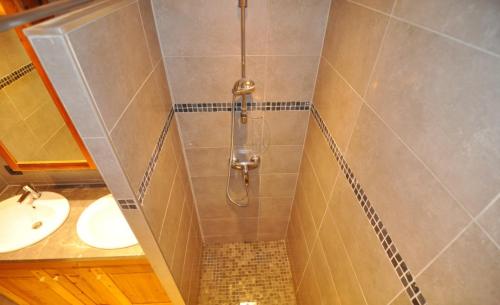 une salle de bain avec douche et lavabo dans l'établissement Le Mont Chauffé, à La Chapelle-dʼAbondance