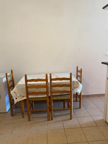 a table with two chairs and a table with a blanket on it at GRANDE VILLA TIZZANO A 200 M DE LA PLAGE 18 PERS in Sartène