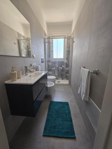 フランカヴィッラ・フォンターナにあるvilla Montiの洗面台、トイレ、シャワー付きのバスルーム