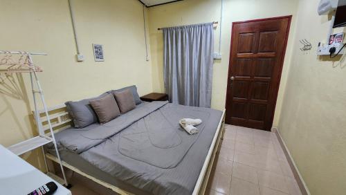 Katil atau katil-katil dalam bilik di Lagenda Resthouse Cenang Beach