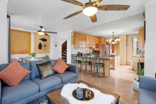 a living room with a blue couch and a kitchen at 5BD 3BA near Hard Rock Ocean & Boardwalk in Atlantic City