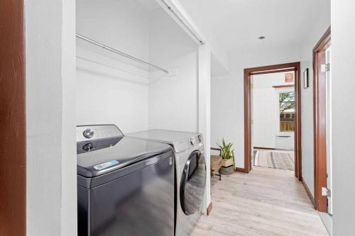 a kitchen with a washer and dryer in a room at 5BD 3BA near Hard Rock Ocean & Boardwalk in Atlantic City
