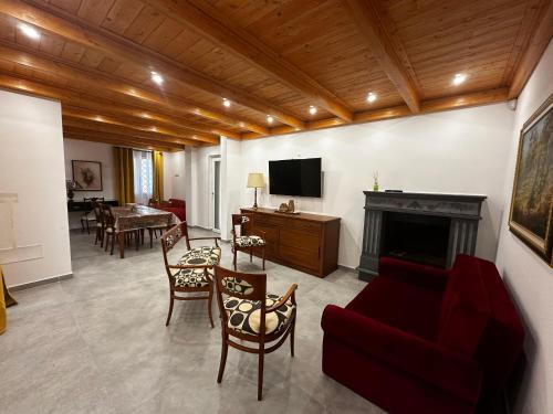 フランカヴィッラ・フォンターナにあるvilla Montiのリビングルーム(赤いソファ、暖炉付)