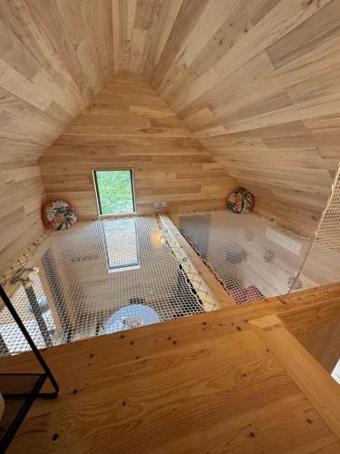 - une vue de tête sur une cabane dans les arbres dans l'établissement Cottage du Mauberme avec bain nordique, à Soulan