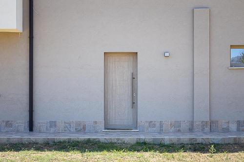 a wooden door on the side of a building at Home Sweet Home - La tua Oasi a Monreale in Monreale