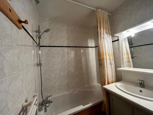 une salle de bain avec une douche, une baignoire et un lavabo dans l'établissement Appartement cosy 2 pièces cabine, balcon sud-ouest, proche pistes à Les Menuires (Reberty 1850) - FR-1-452-8, aux Menuires