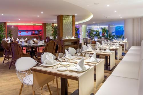 En restaurant eller et spisested på Tigotan Lovers & Friends Playa de las Americas - Adults Only (+18)