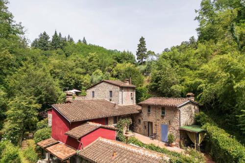 ボルゴ・ア・ブッジャーノにあるMulino di Castelvecchioの丘陵の村の空中風景