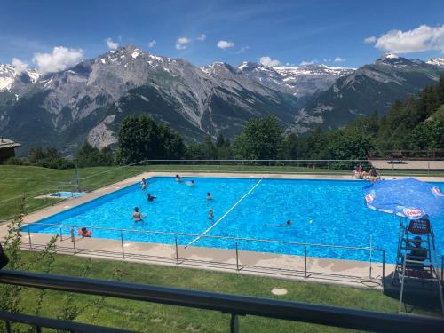 LE TORRENT, duplex au centre, calme avec deux chambres à coucher et terrasse vue montagne pour 4 personnes