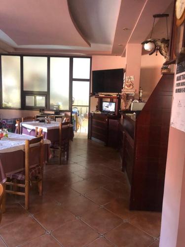 Χώρος καθιστικού στο Bar Restaurant Hotel Drraska