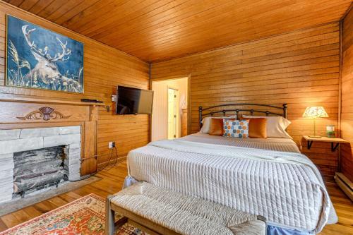 マギー・バレーにあるMaggie Valley Historic Farmhouse on 5 Acres!のベッドと暖炉のある寝室