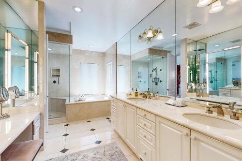 a bathroom with two sinks and a large mirror at Tullis Charm in Los Angeles