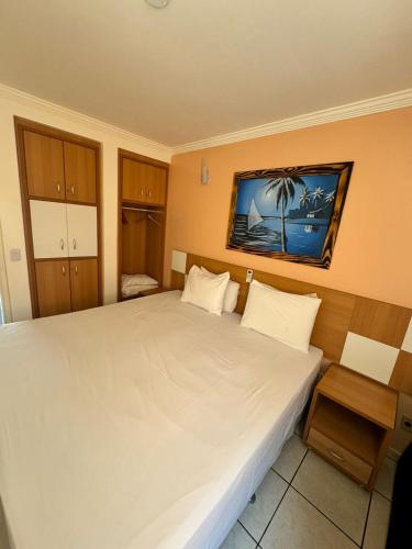 a bedroom with a large white bed in a room at Nobreza Fiori Turismo em Caldas Novas Diroma Fiori SEM ROUPAS DE CAMA BANHO E REFEIÇÕES A SEREM CONTRATADAS SEPARADAMENTE DA RESERVA in Caldas Novas