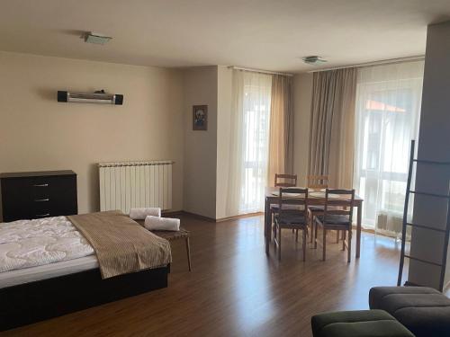 Postel nebo postele na pokoji v ubytování Bansko Royal Towers APARTMENT 738
