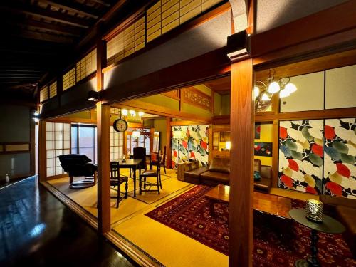 Yawata加美屋リゾート房総 浪漫ラウンジ 夕日と露天風呂-Kamiya Resort Boso的带桌子的客厅和餐厅