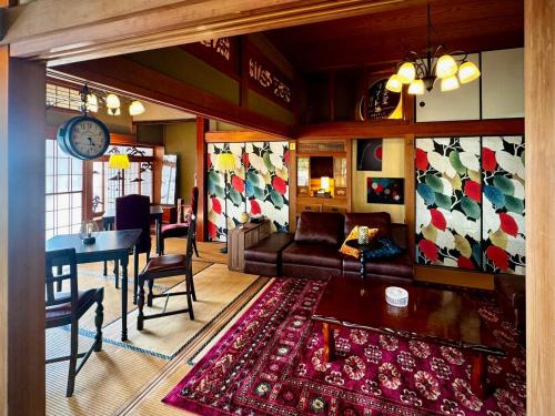 a living room with a couch and a table at 加美屋リゾート房総 浪漫ラウンジ 夕日と露天風呂-Kamiya Resort Boso in Yawata