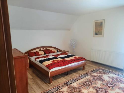 ein Schlafzimmer mit einem Bett, einer Kommode und einem Teppich in der Unterkunft Villa Luna Misevici in Hadžići