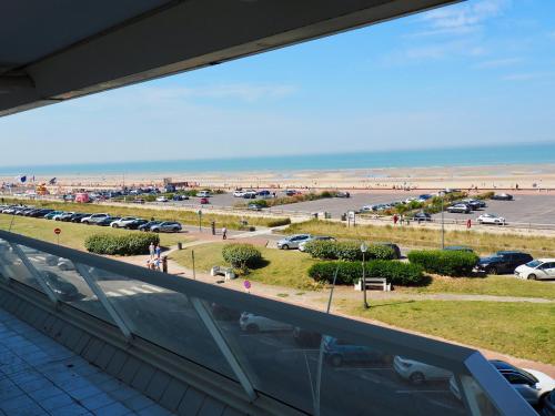 una vista della spiaggia dal balcone di un edificio di Magnifique appartement T4 vue mer et parking privé a Le Touquet-Paris-Plage