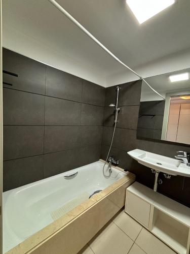a bathroom with a bath tub and a sink at Precioso piso a 10 min de la playa in Vera