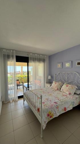 a bedroom with a bed and a balcony at Precioso piso a 10 min de la playa in Vera