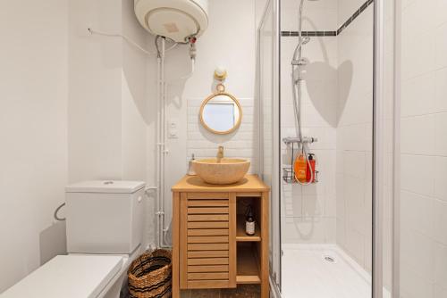 une salle de bain avec un lavabo et une douche dans l'établissement Le Méditerranéen studio proximité Garonne et Capitole, à Toulouse