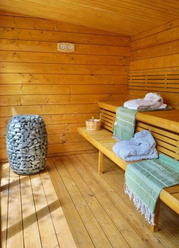 une chambre avec deux lits dans une cabane en bois dans l'établissement Green Resort, à Ondres