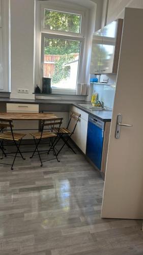 a kitchen with a table and chairs and a window at Monteurszimmer in Hof in Hof