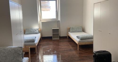 a room with two beds and a window at Monteurszimmer in Hof in Hof
