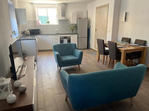 un soggiorno con un divano blu e un tavolo di Vacation apartment - central Portimao a Portimão