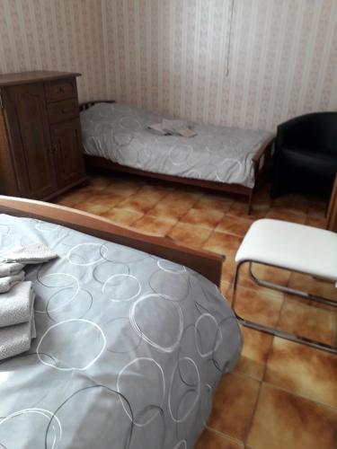 une chambre avec un lit, une chaise et un bureau dans l'établissement appartement 3 personnes, à Plombières-les-Bains