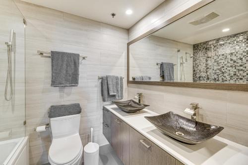 Ένα μπάνιο στο 2 Mi to Hollywood Condo with Pool and Hot Tub Access
