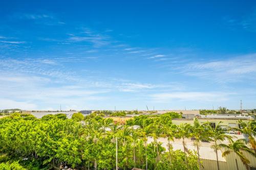 a view of a parking lot with palm trees at South River Suites in Medley