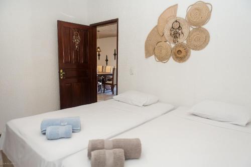 zwei Betten nebeneinander in einem Zimmer in der Unterkunft Casa Vila do Sol - 4 suítes - Praia da Taíba in Taíba
