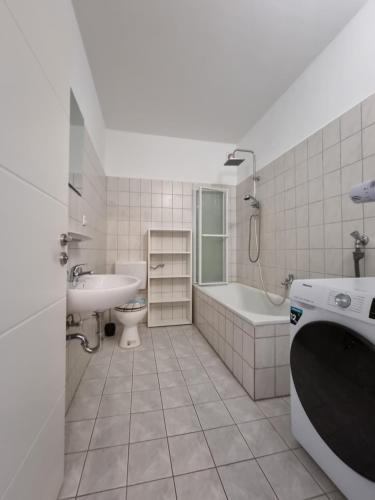 un bagno con lavandino, vasca e WC di Die Insel a Osnabrück