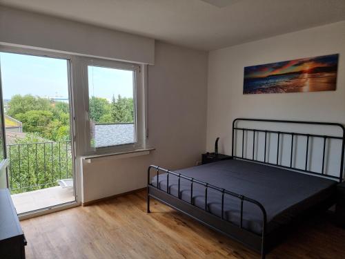 una camera con un letto e due grandi finestre di Die Insel a Osnabrück