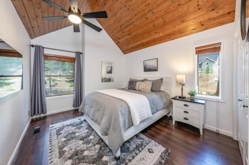 Katil atau katil-katil dalam bilik di Creekside Cabin - Pup-friendly With Ac