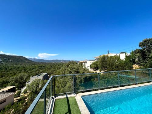une vue d'une piscine depuis une maison dans l'établissement Casacilagna, à Zonza
