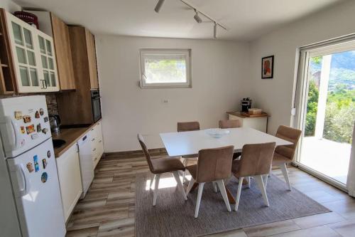 Η κουζίνα ή μικρή κουζίνα στο Nature Bay Apartment