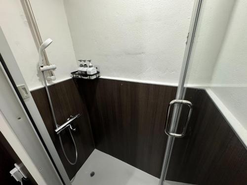 石垣島にあるSimple Stay Orihime - Vacation STAY 44782vのガラスドア付きのシャワー付きのバスルーム