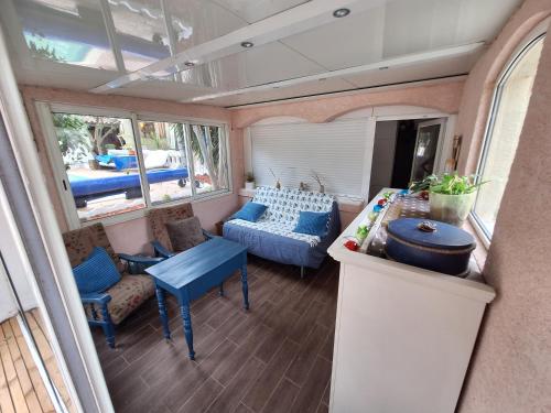 un salon avec un canapé et une table dans l'établissement Hacienda, à Carcassonne